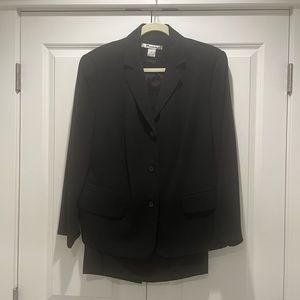 Ladies Nygard black skirt suit, size US16, fully lined